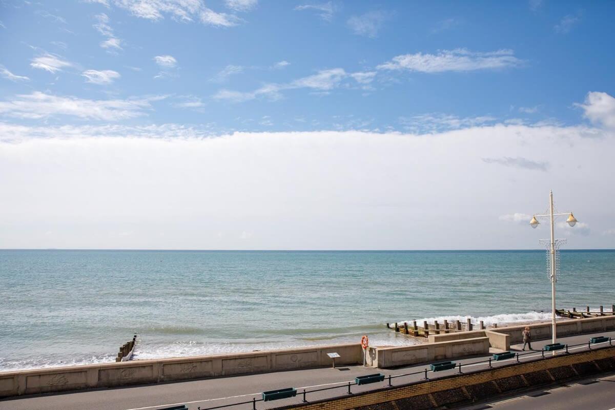 Panoramic Sea Views In Beachfront Apt W Balcony Богнор-Регис Экстерьер фото